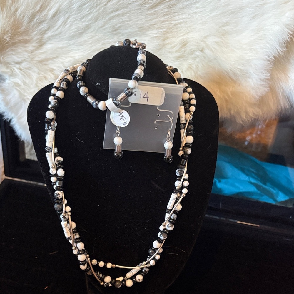 Elegant Black and White semi precious Beaded Jewelry Set